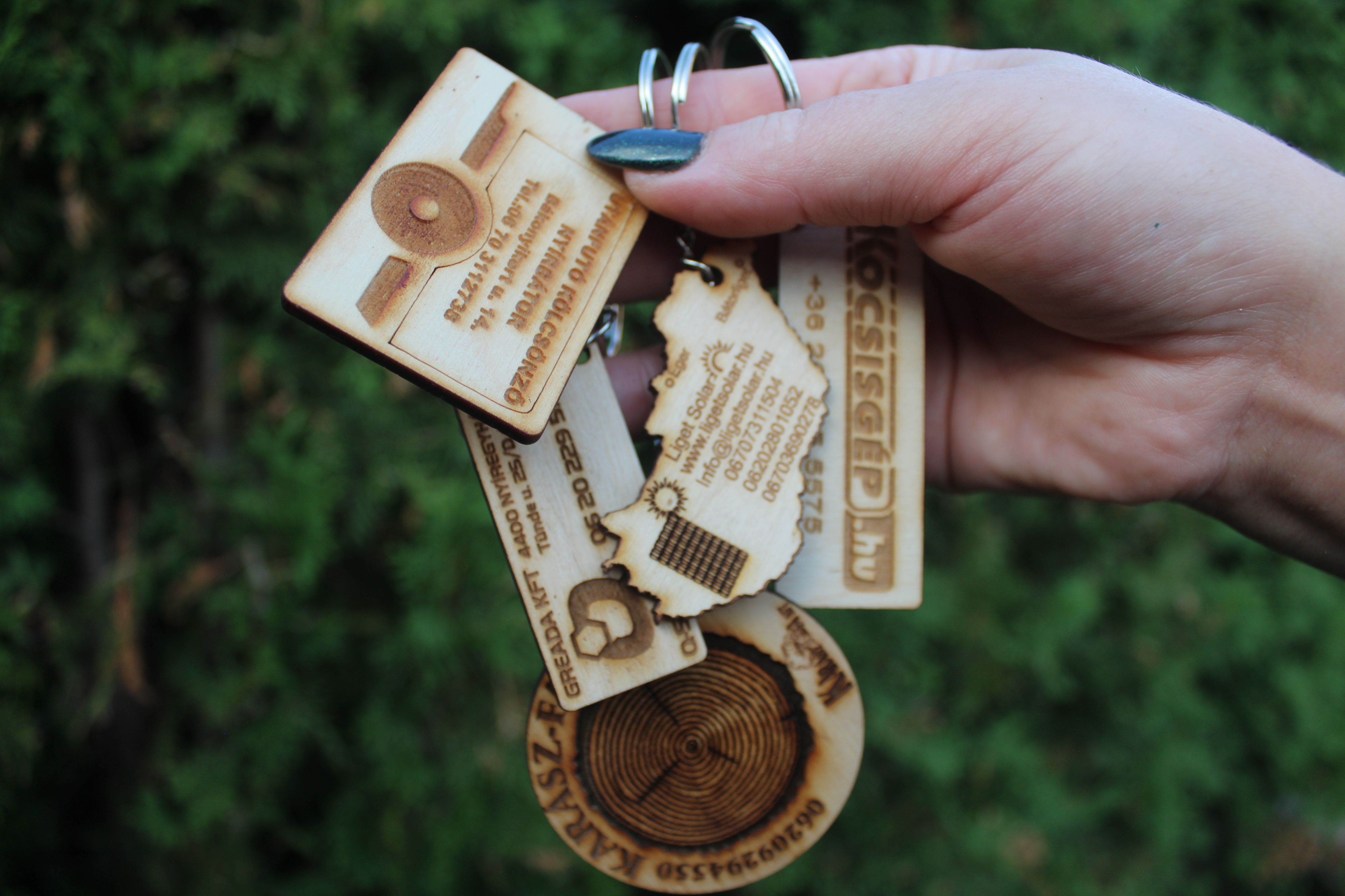 Gravírozott egyedi fa kulcstartó